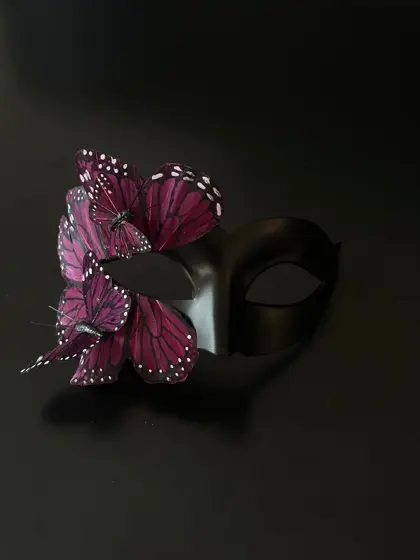 Máscara de Mariposa Negra y Morada