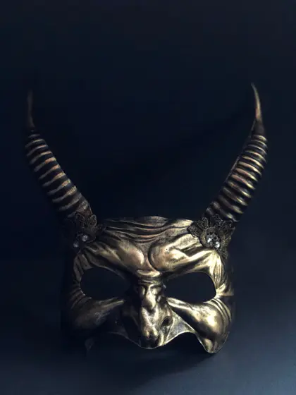Máscara de Diablo con Cuernos Dorada y Negra