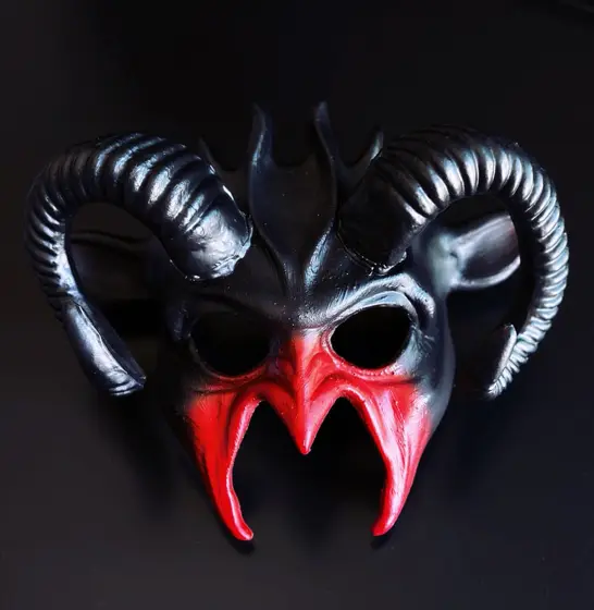 Máscara Gótica de Diablo con Cuernos de Carnero