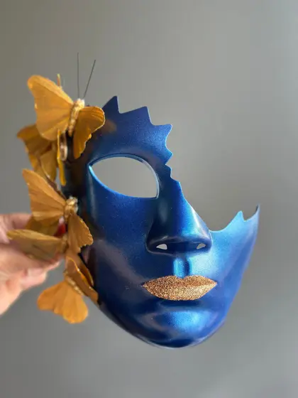 Media Máscara Mariposa Agrietada Azul y Dorada