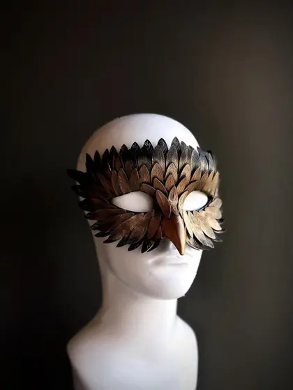 Máscara de Águila con Plumas Bronce y Negra