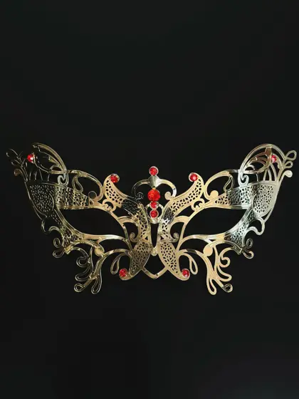 Máscara Metálica de Mariposa Dorada con Pedrería Roja