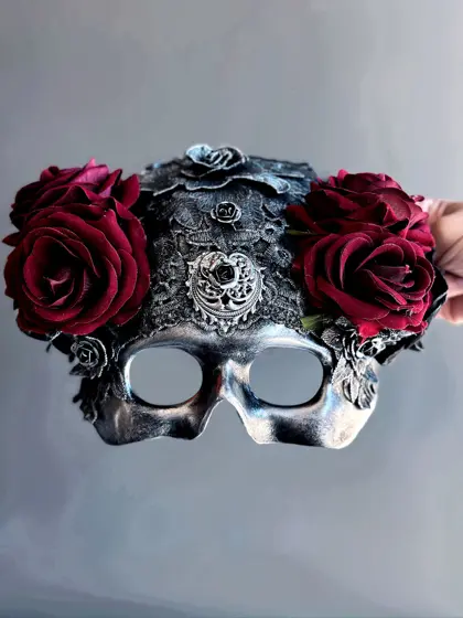 Máscara de Calavera Gótica con Rosas