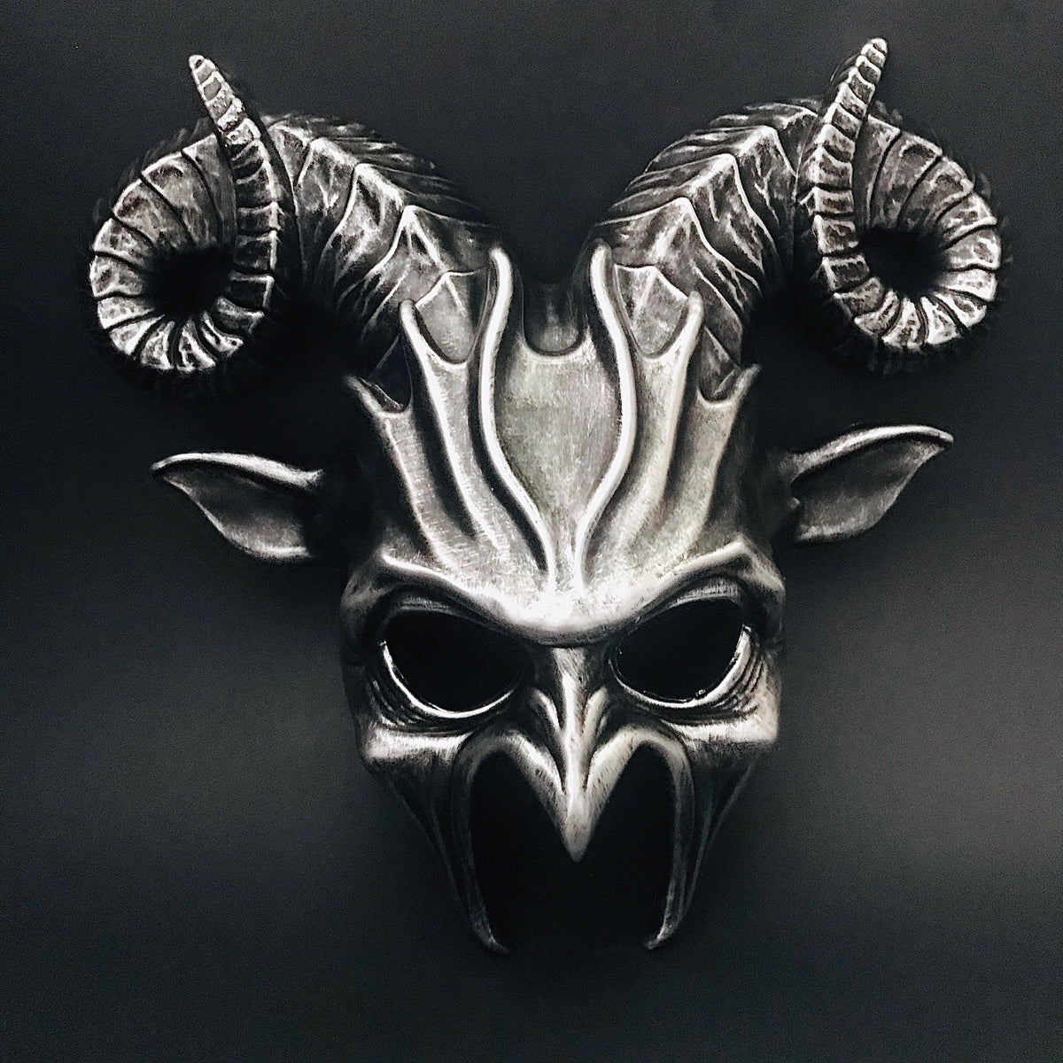 Máscara Baphomet con Cuernos Negro y Dorado, foto 3 de 8