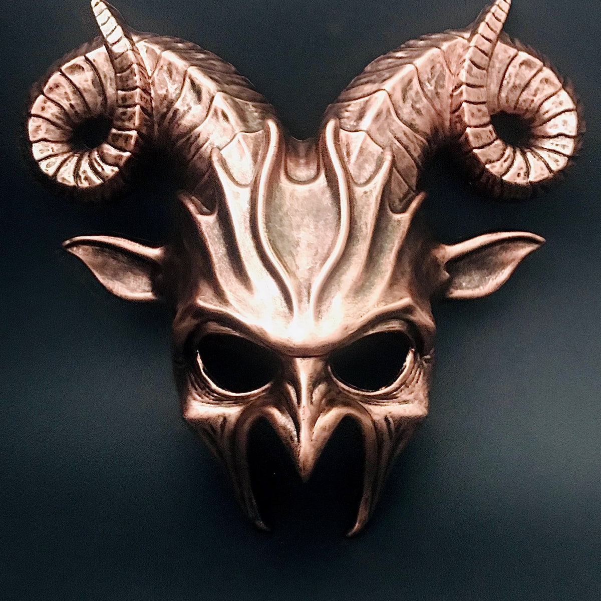 Máscara Baphomet con Cuernos Negro y Dorado, foto 4 de 8