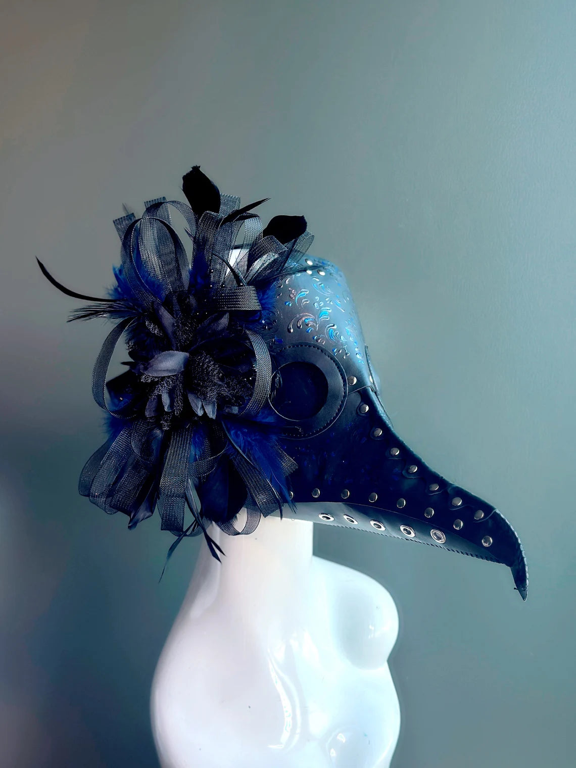 Máscara de la Peste con Plumas Negra y Azul, foto 2 de 3