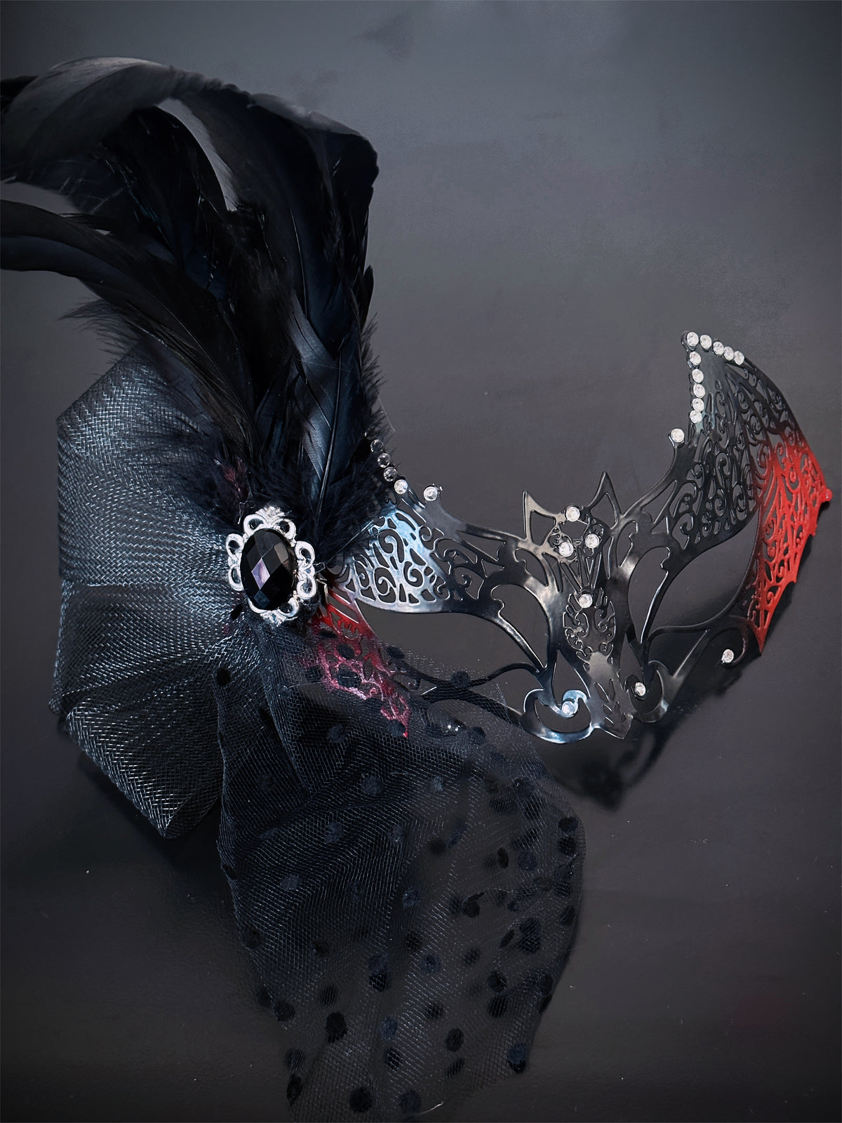 Máscara Alas de Murciélago con Plumas Negras, foto 1 de 3