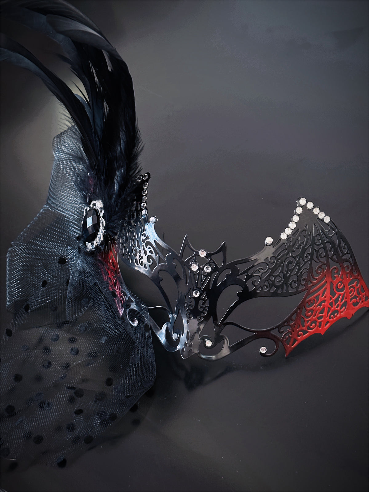 Máscara Alas de Murciélago con Plumas Negras, foto 2 de 3