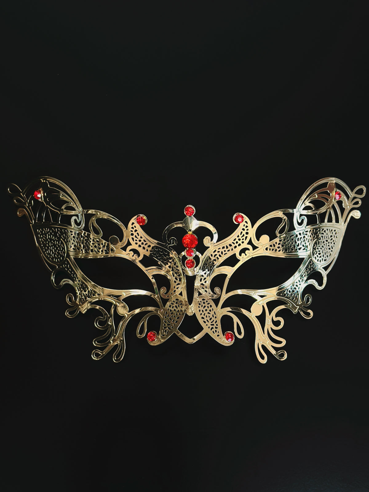 Máscara Metálica de Mariposa Dorada con Pedrería Roja, foto 1 de 3