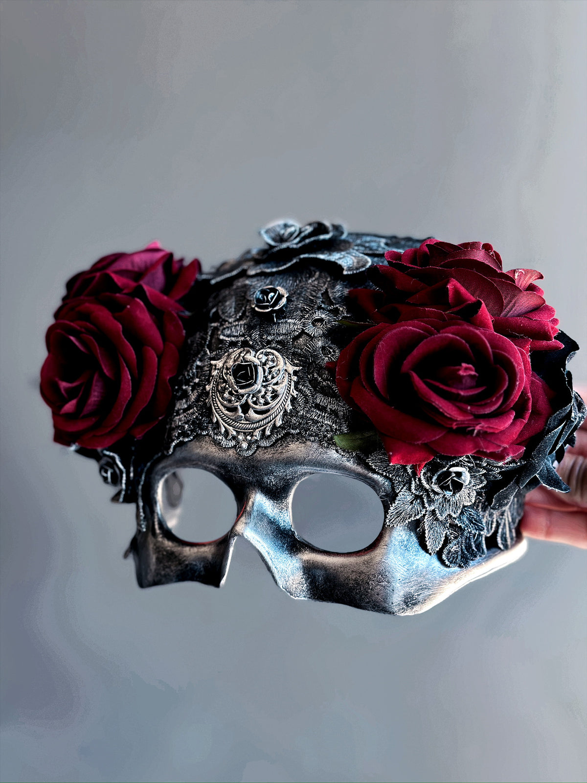 Máscara de Calavera Gótica con Rosas, foto 2 de 3
