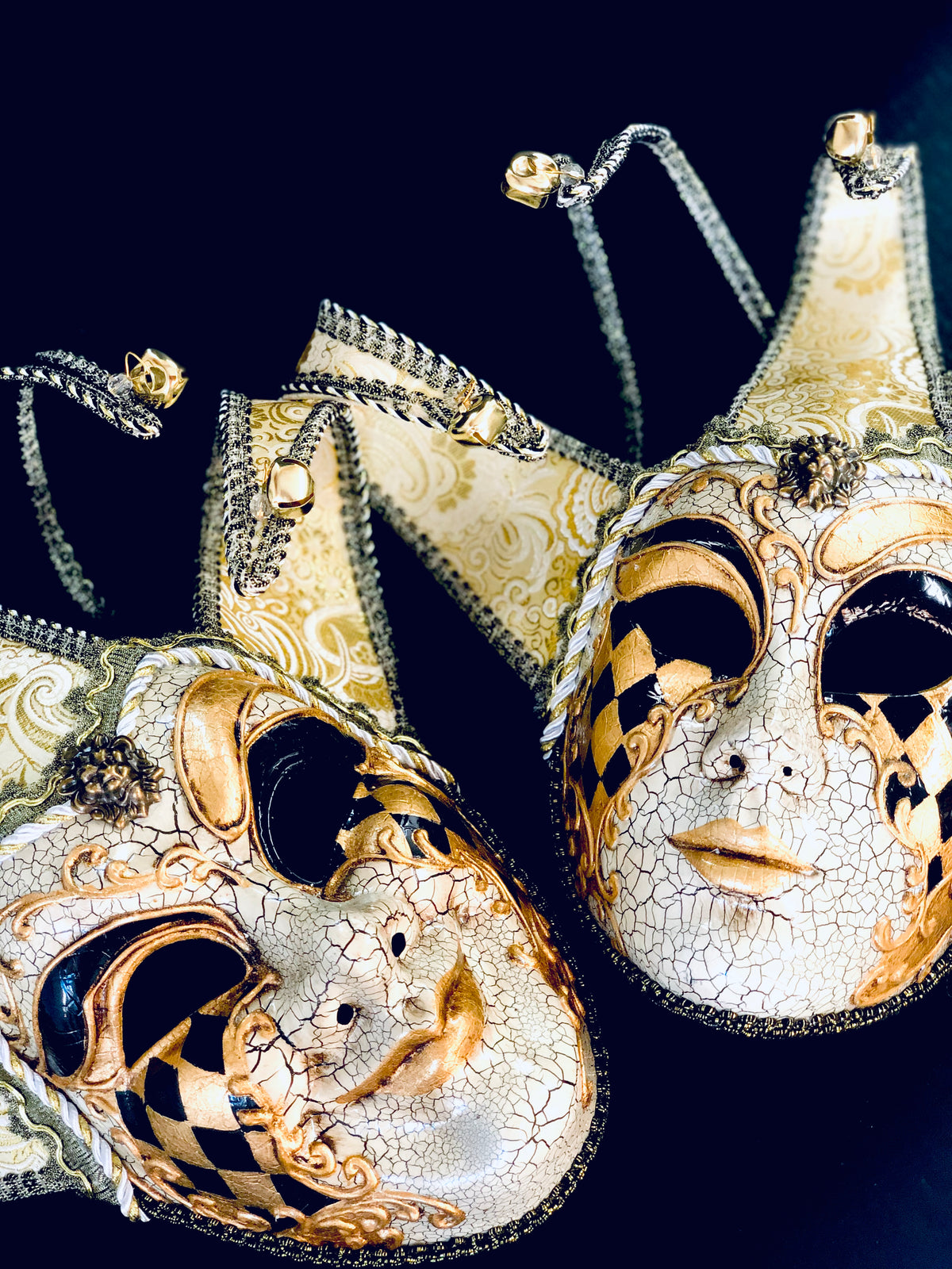 Par de Máscaras Venecianas de Bufón Dorado y Marfil, foto 1 de 5