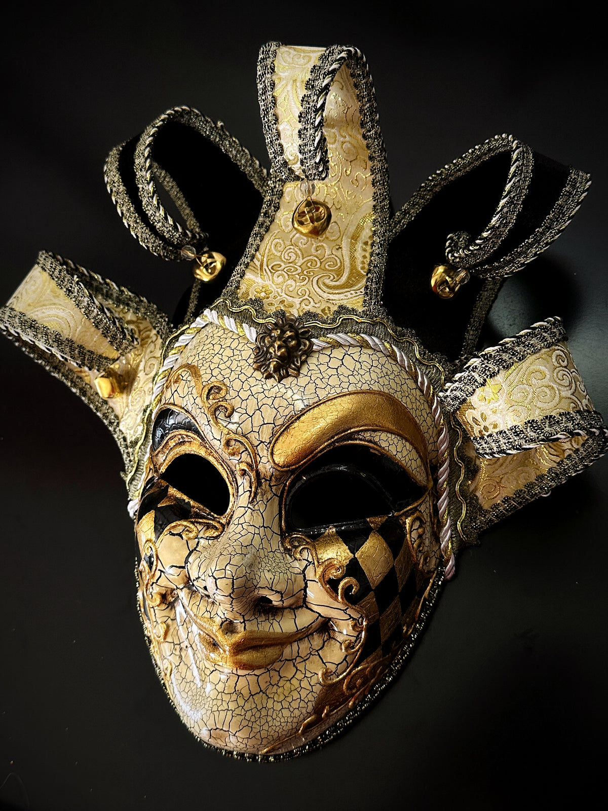 Par de Máscaras Venecianas de Bufón Dorado y Marfil, foto 3 de 5